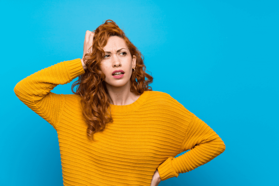 Mulher com expressão de dúvida e confusão, coçando a cabeça, ilustrando a dificuldade comum de entender o que é um servidor VPS e as diferenças de hospedagem.